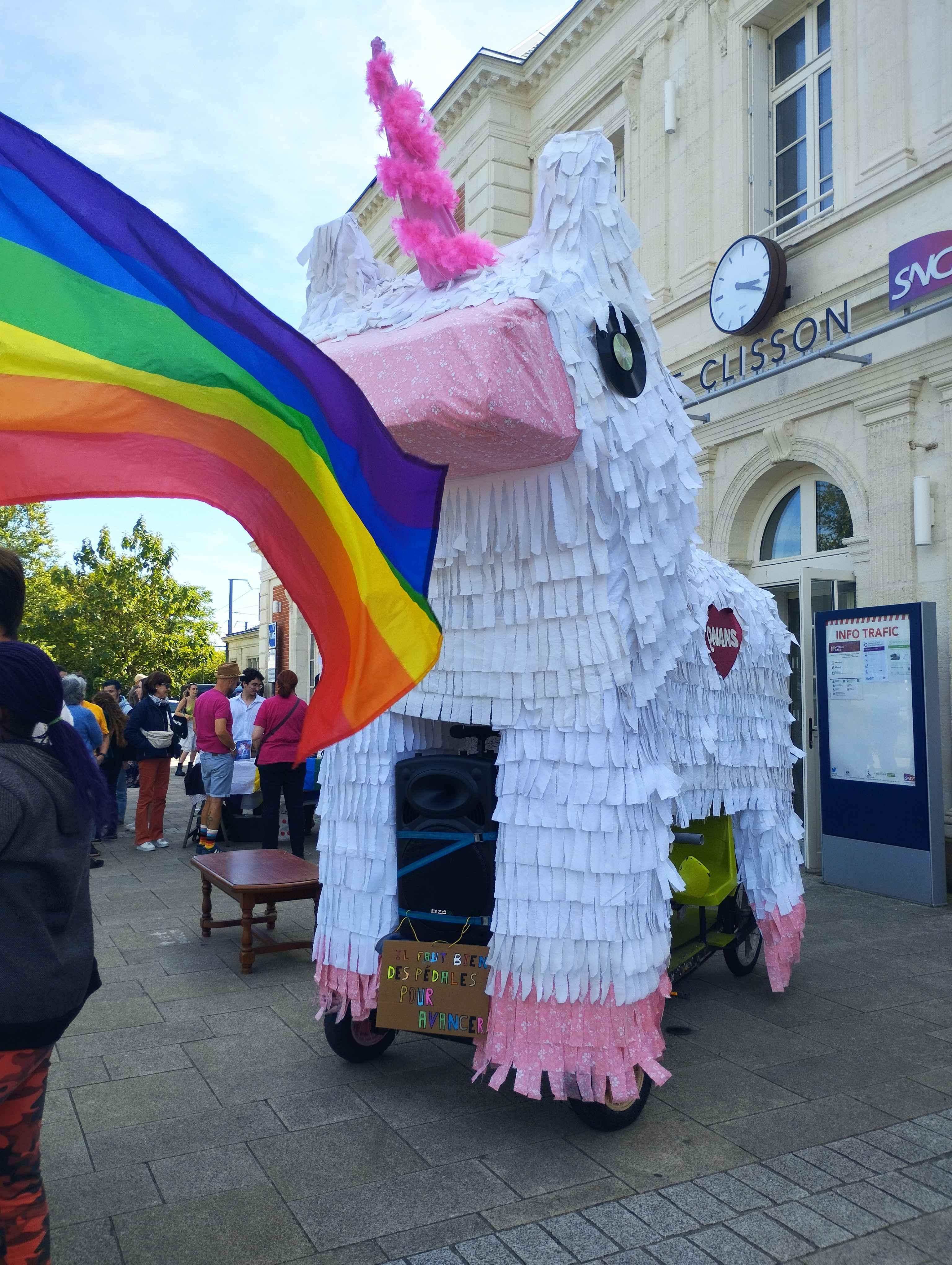 photo de la licorne, Gigi, pendant la deuxième pride de Clisson.